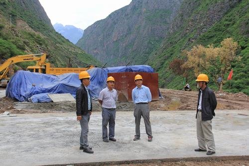 王裕明一行到水洛河博瓦電站項(xiàng)目部檢查指導(dǎo)工作