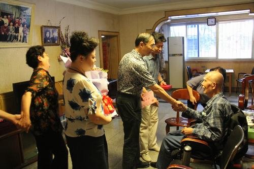 熊仿、高本祥一行看望慰問我局抗戰老兵