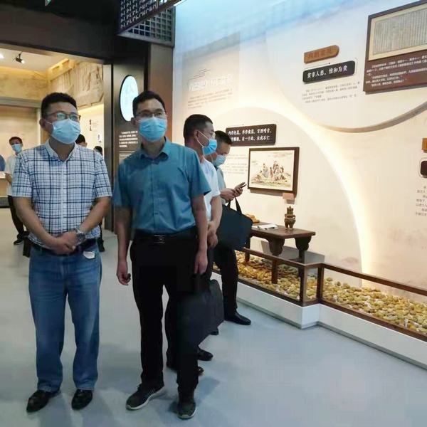 公司領(lǐng)導(dǎo)到四川天府家風(fēng)館參觀學(xué)習(xí)