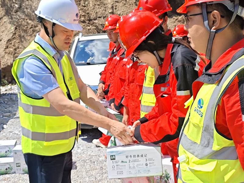 集團工會主席唐克飛一行慰問公司參加“7˙20”山洪地質災害搶險救災一線職工