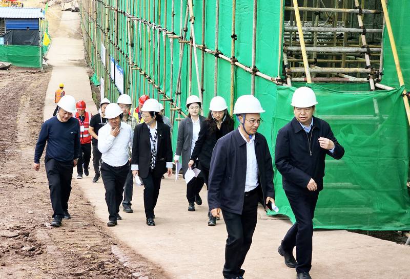 省都江堰水利發展中心黨委書記、主任朱澤華一行到公司承建的都江堰灌區第六標段調研