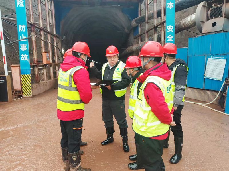 羅雪總經(jīng)理帶隊(duì)赴向家壩一期二步Ⅴ標(biāo)檢查指導(dǎo)工作